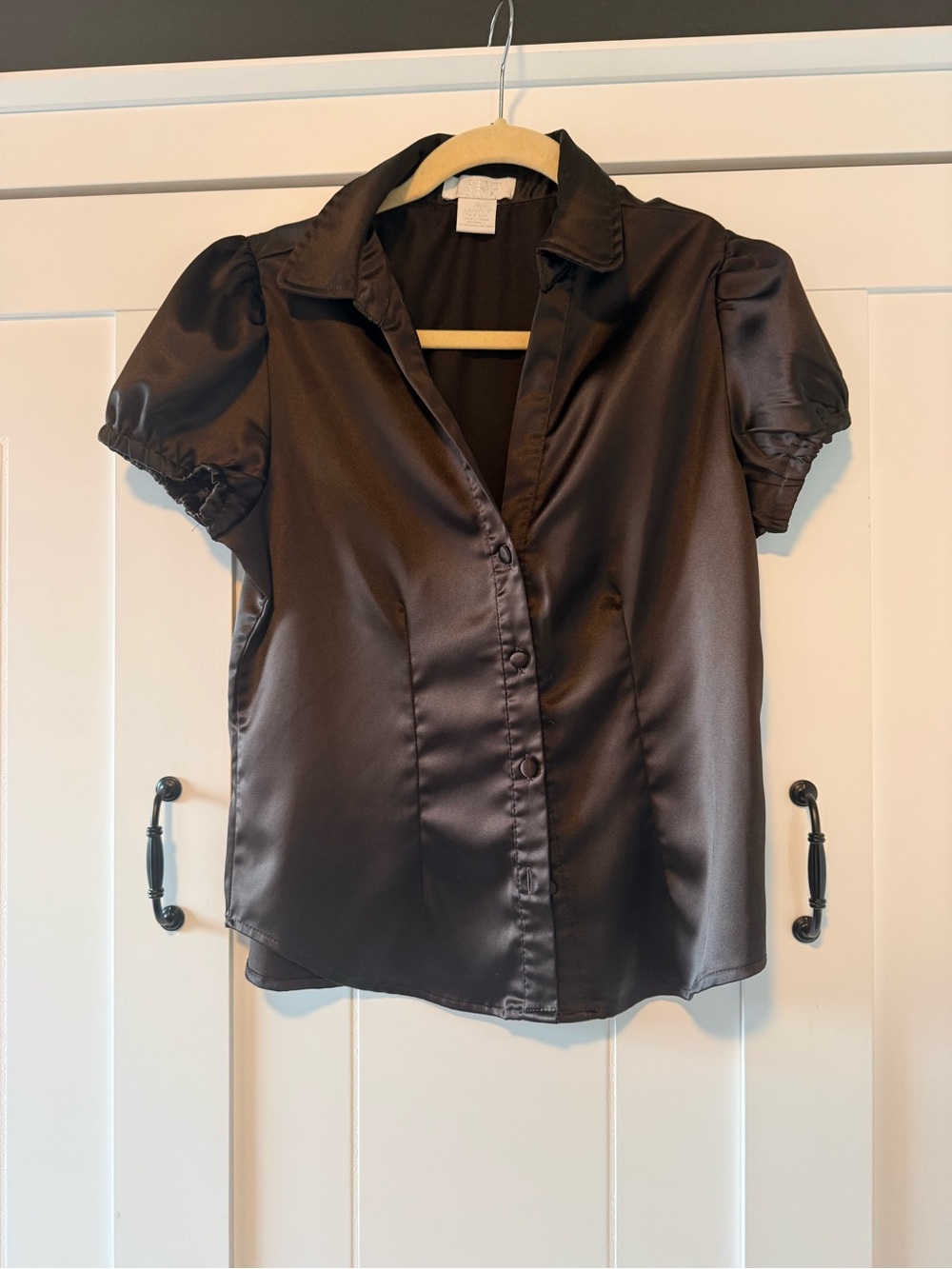 Satin Short-Sleeve Button-Front Blouse - Dark Brown/Black